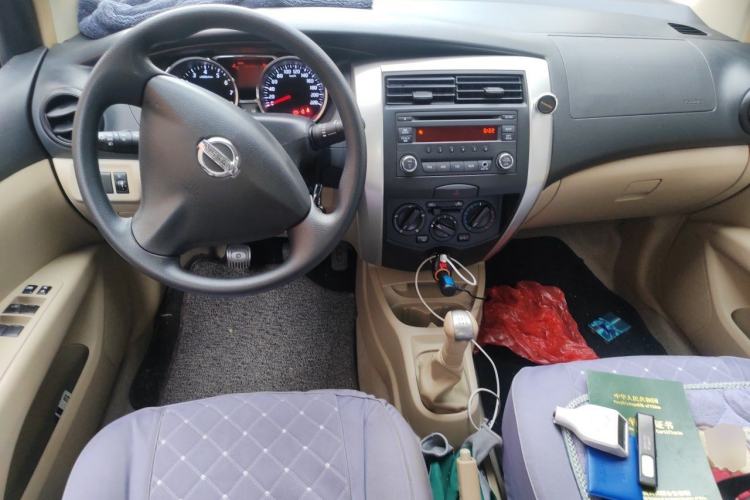 Used Nissan Livina 2015 1.6XE Manual Comfort Edition Center Console