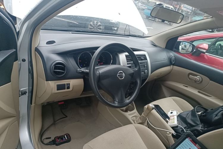 Used Nissan Livina 2015 1.6XE Manual Comfort Edition Center Console