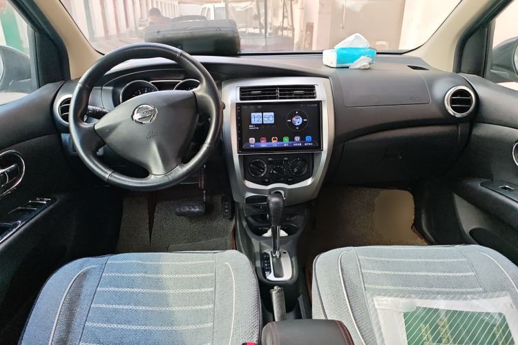 Used Nissan Livina 2015 1.6XE CVT Comfort Edition Center Console