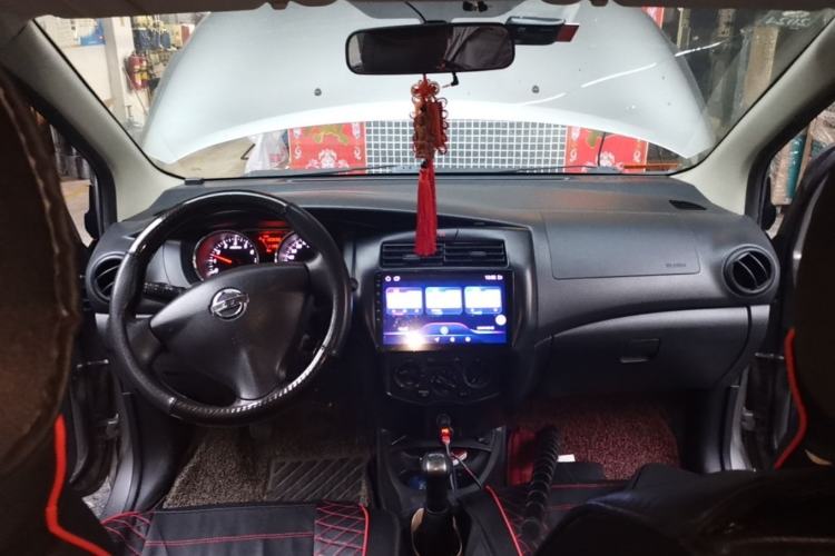 Used Nissan Livina 2015 1.6XE Manual Comfort Connect Edition Center Console