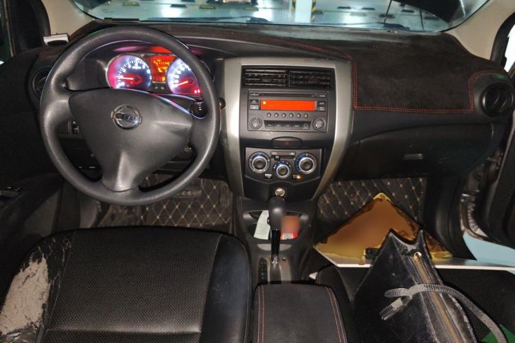 Used Nissan Livina 2015 1.6XE CVT Comfort Edition Center Console