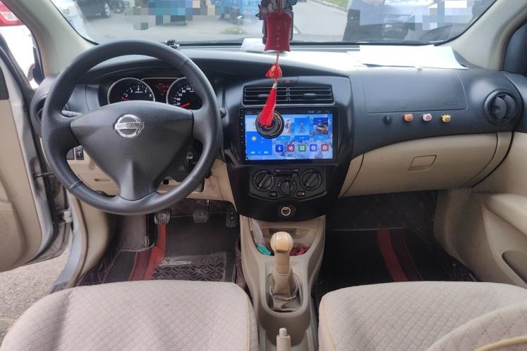 Used Nissan Livina 2015 1.6XE Manual Comfort Edition Center Console