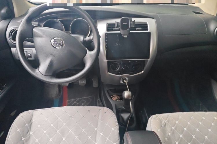 Used Nissan Livina 2015 1.6XE Manual Comfort Edition Center Console