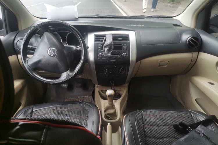 Used Nissan Livina 2015 1.6XE Manual Comfort Edition Center Console