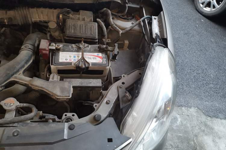 Used Nissan Livina 2015 1.6XE Manual Comfort Connect Edition Engine Bay Left