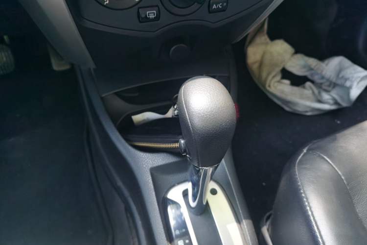 Used Nissan Livina 2015 1.6XL CVT Luxury Leather Edition Gear Lever