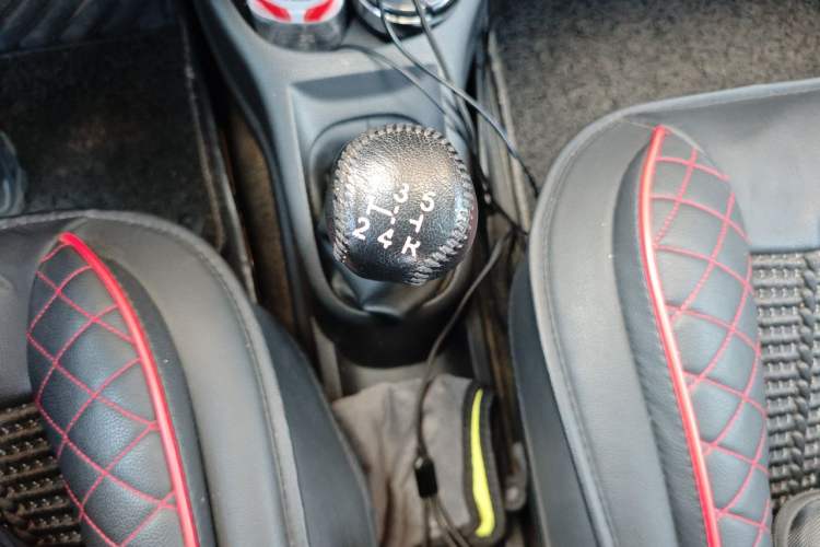 Used Nissan Livina 2015 1.6XE Manual Comfort Edition Gear Lever