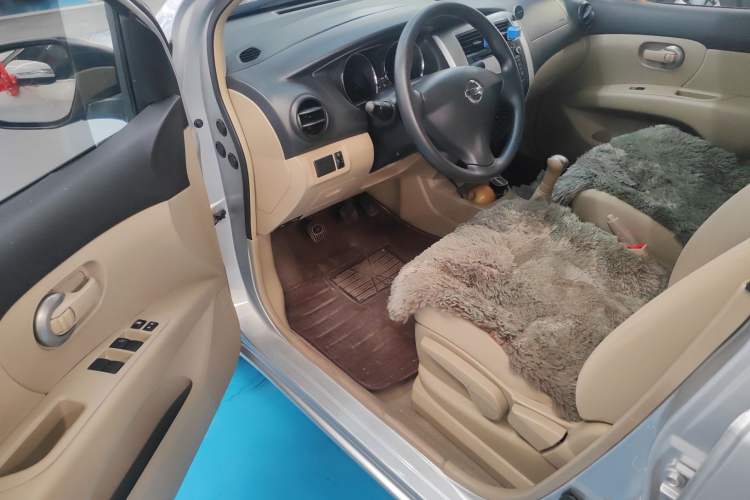 Used Nissan Livina 2015 1.6XE Manual Comfort Edition Interior 3