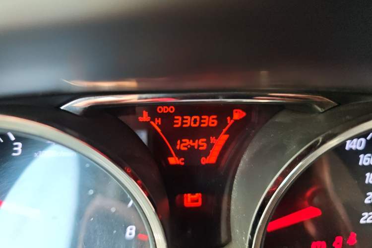 Used Nissan Livina 2015 1.6XE CVT Comfort Edition Odometer Close Up