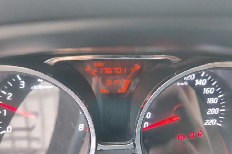 Used Nissan Livina 2015 1.6XE Manual Comfort Edition Odometer Close Up