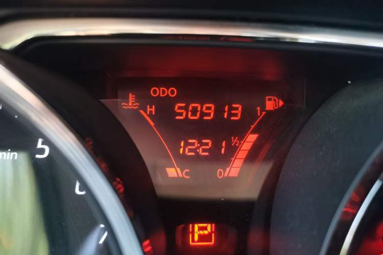 Used Nissan Livina 2015 1.6XL CVT Luxury Leather Edition Odometer Close Up