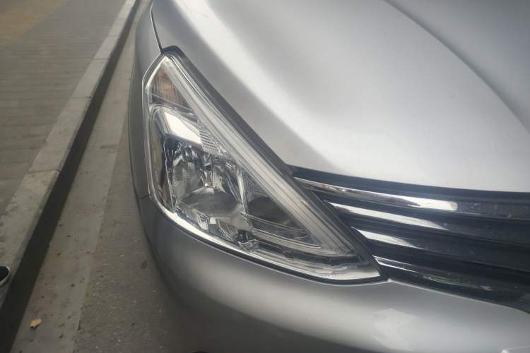 Used Nissan Livina 2015 1.6XE Manual Comfort Edition Right Front Headlight