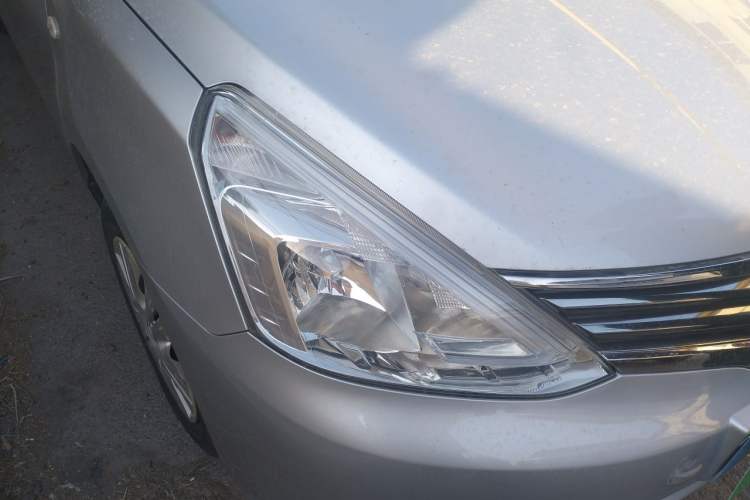Used Nissan Livina 2015 1.6XE Manual Comfort Edition Right Front Headlight