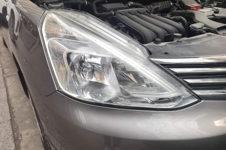 Used Nissan Livina 2015 1.6XE Manual Comfort Edition Right Front Headlight