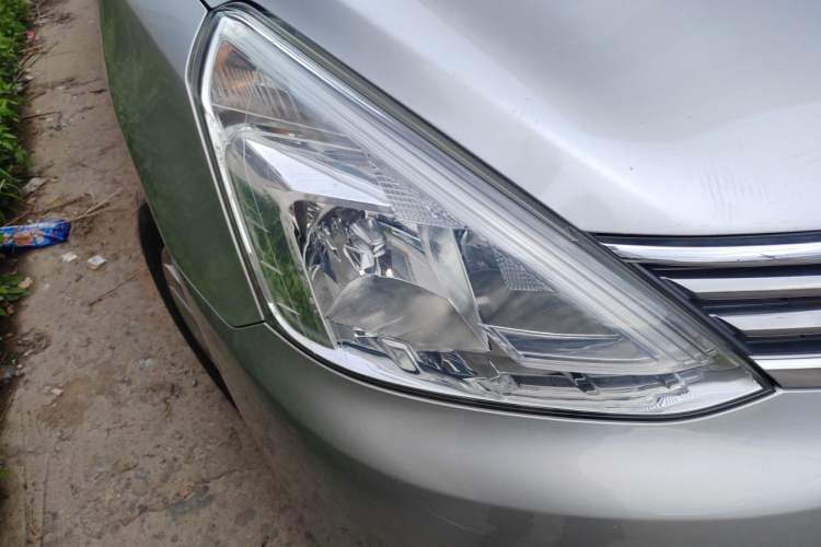 Used Nissan Livina 2015 1.6XE Manual Comfort Edition Right Front Headlight