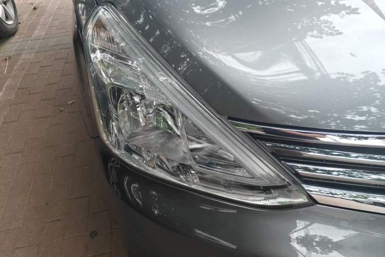 Used Nissan Livina 2015 1.6XE Manual Comfort Edition Right Front Headlight