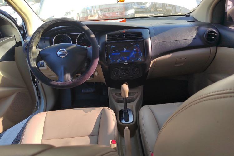 Used Nissan Livina 2015 1.6XE CVT Comfort Edition Center Console