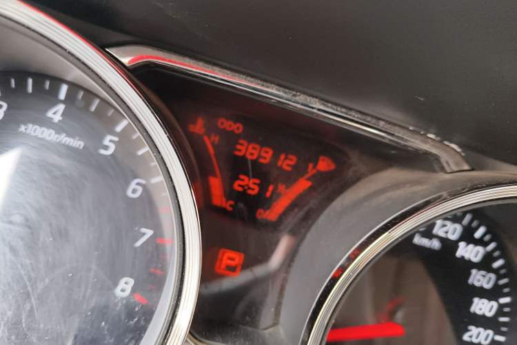 Used Nissan Livina 2015 1.6XE CVT Comfort Connect Edition Odometer Close Up
