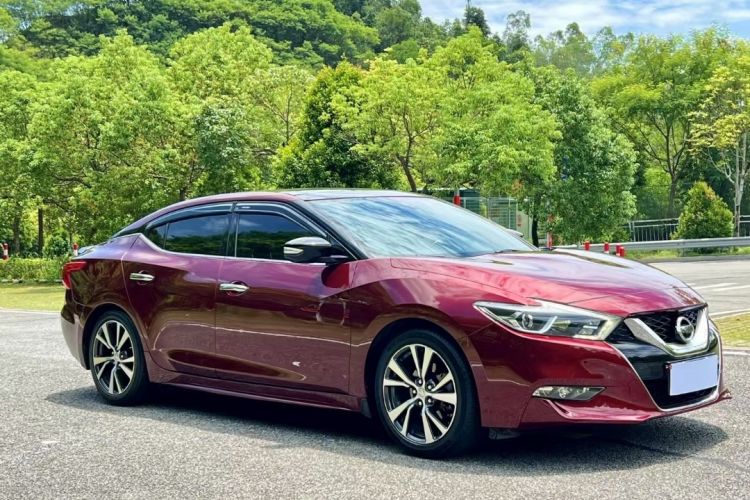 Used Nissan Maxima 2016 2.5L XL Luxury Edition Front Right 45 Deg