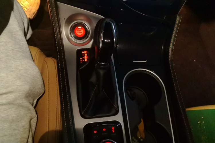 Used Nissan Maxima 2016 2.5L XV Ultimate Edition Gear Lever