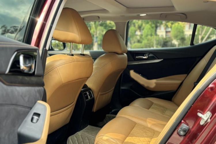 Used Nissan Maxima 2016 2.5L XV Ultimate Edition Interior 8