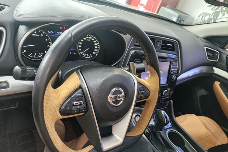 Used Nissan Maxima 2016 2.5L XV Ultimate Edition Center Console