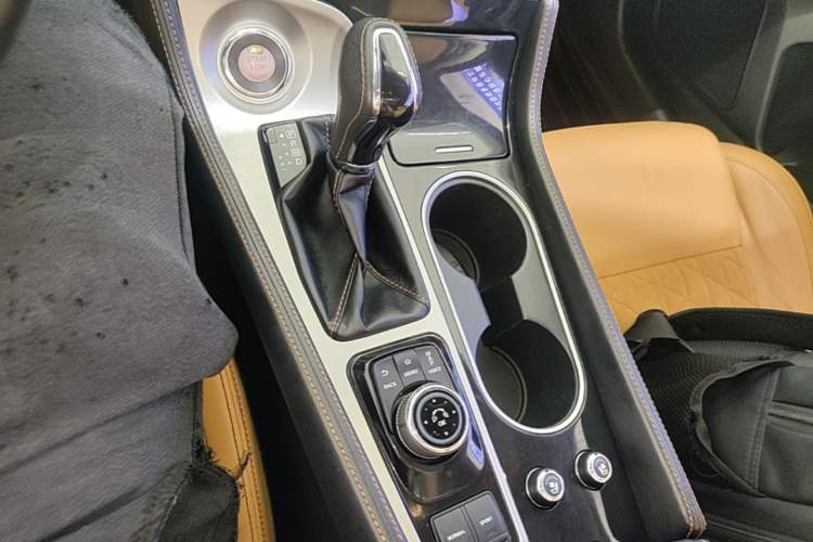 Used Nissan Maxima 2016 2.5L XV Ultimate Edition Gear Lever