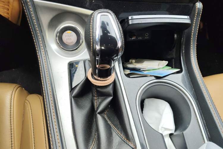 Used Nissan Maxima 2016 2.5L XV Ultimate Edition Gear Lever