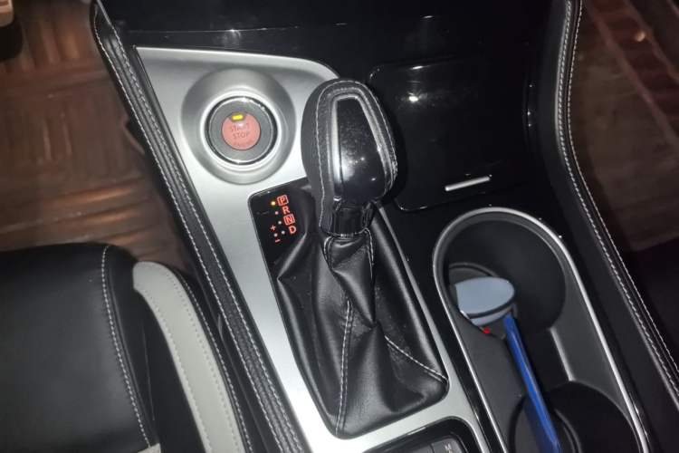Used Nissan Maxima 2016 2.5L XV Ultimate Edition Gear Lever