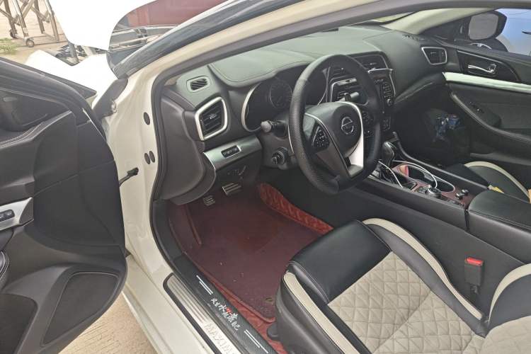 Used Nissan Maxima 2016 2.5L XV Ultimate Edition Interior 3