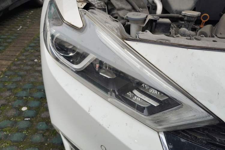 Used Nissan Maxima 2016 2.5L XV Ultimate Edition Right Front Headlight