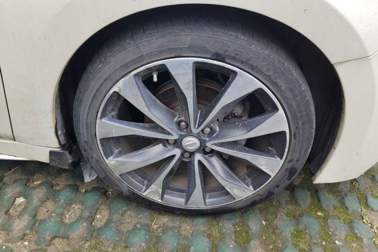 Used Nissan Maxima 2016 2.5L XV Ultimate Edition Right Front Wheel Hub