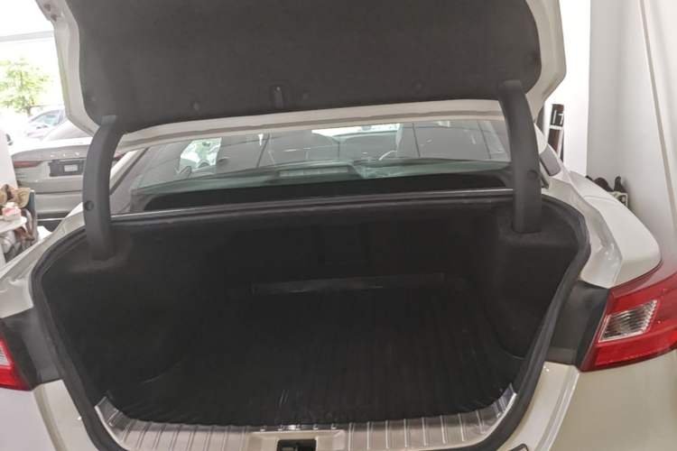 Used Nissan Maxima 2016 2.5L XL Luxury Edition Trunk