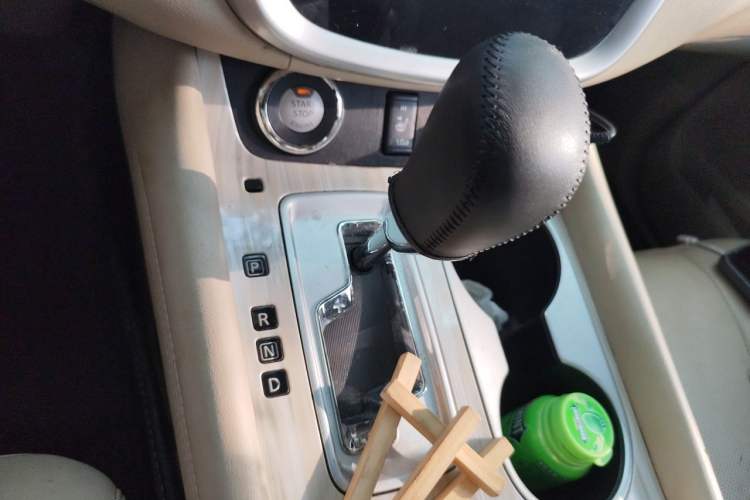 Used Nissan Murano 2015 2.5L XV RES Two-Wheel Drive Luxury Edition Gear Lever