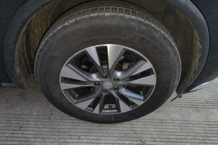 Used Nissan Murano 2015 2.5L XV RES Two-Wheel Drive Luxury Edition Right Front Wheel Hub