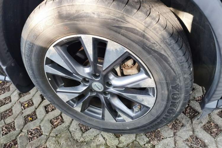 Used Nissan Murano 2015 2.5L XV RES Two-Wheel Drive Luxury Edition Right Front Wheel Hub