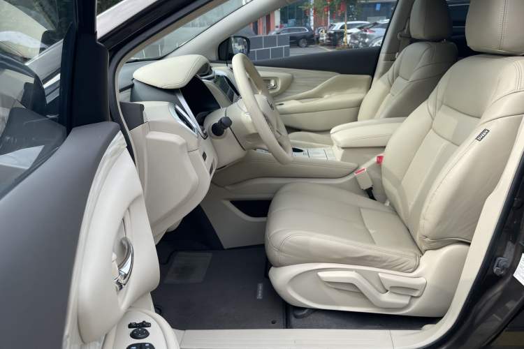 Used Nissan Murano 2015 2.5L XE Two-Wheel-Drive Elite Edition Interior 2