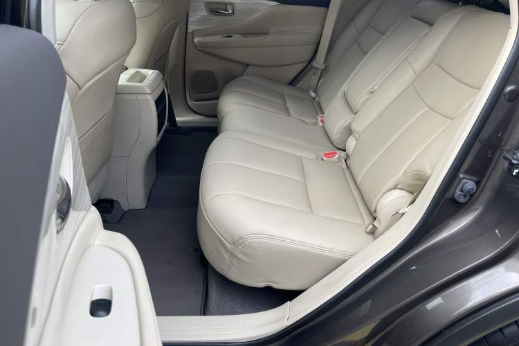Used Nissan Murano 2015 2.5L XE Two-Wheel-Drive Elite Edition Interior 5