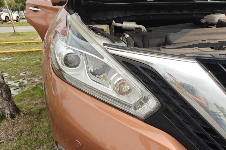 Used Nissan Murano 2015 2.5L XV RES Two-Wheel Drive Luxury Edition Right Front Headlight