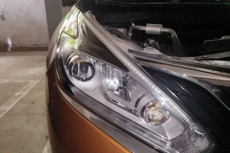 Used Nissan Murano 2015 2.5L XV RES Plus Two-Wheel-Drive Touring Edition Right Front Headlight