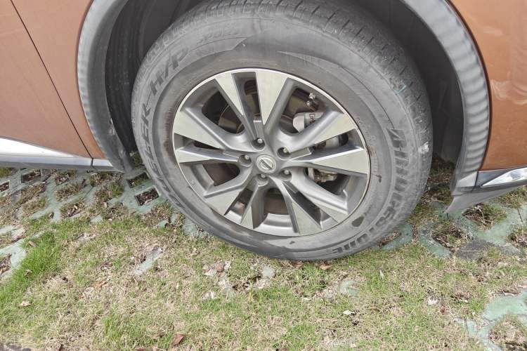 Used Nissan Murano 2015 2.5L XV RES Two-Wheel Drive Luxury Edition Right Front Wheel Hub