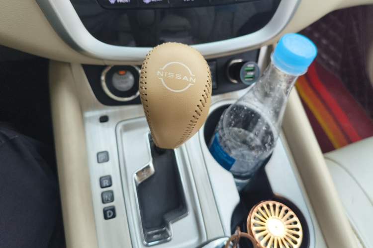 Used Nissan Murano 2015 2.5L XV RES Plus Two-Wheel-Drive Touring Edition Gear Lever