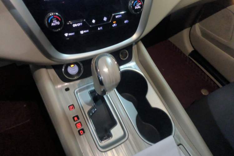 Used Nissan Murano 2015 2.5L XV RES Plus Two-Wheel-Drive Touring Edition Gear Lever