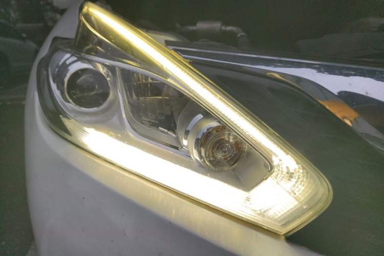 Used Nissan Murano 2015 2.5L XV RES Two-Wheel Drive Luxury Edition Right Front Headlight