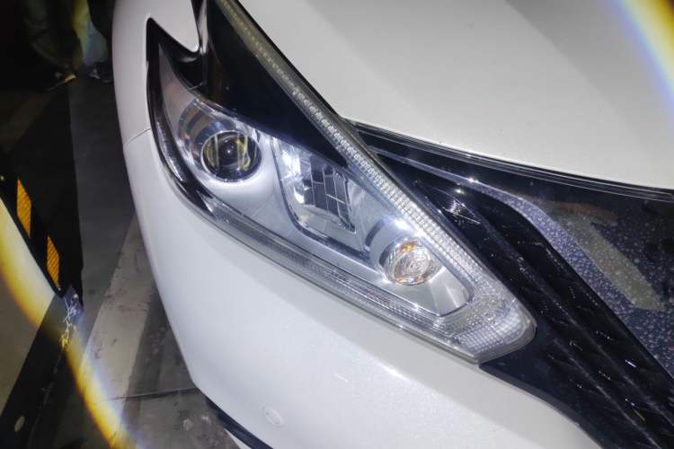 Used Nissan Murano 2015 2.5L XV RES Plus Two-Wheel-Drive Touring Edition Right Front Headlight