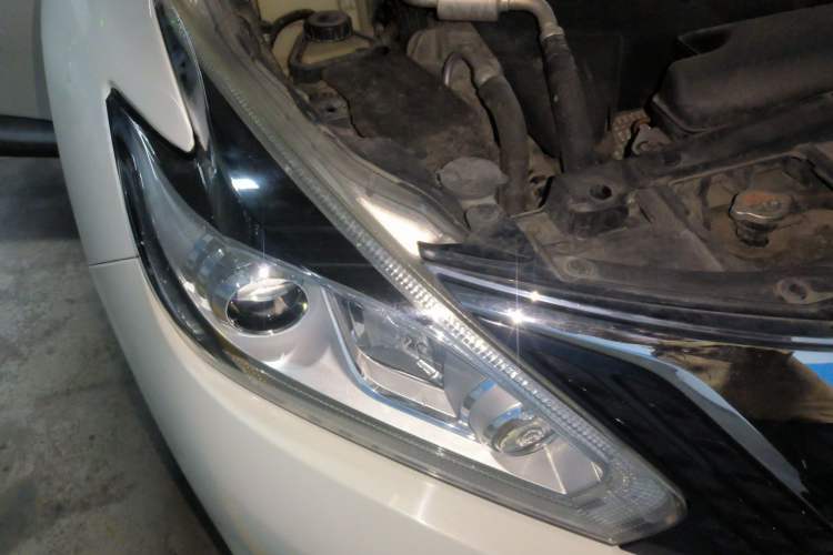 Used Nissan Murano 2015 2.5L XV RES Plus Two-Wheel-Drive Touring Edition Right Front Headlight