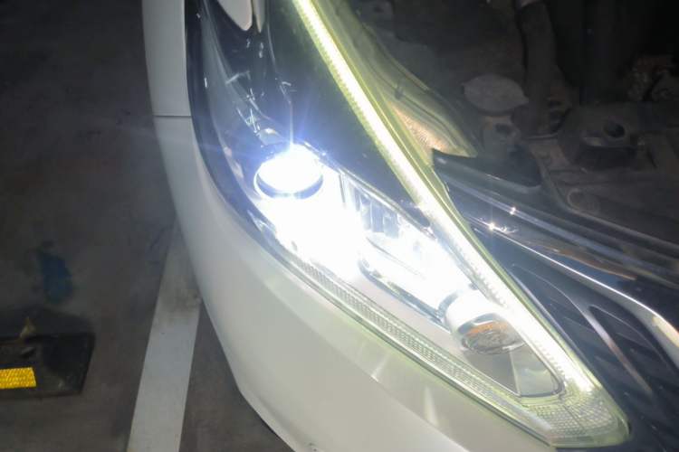 Used Nissan Murano 2015 2.5L XV RES Plus Two-Wheel-Drive Touring Edition Right Front Headlight