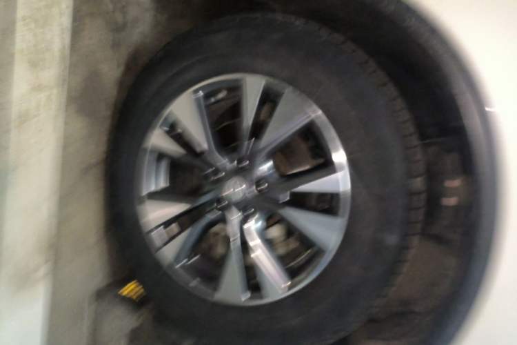 Used Nissan Murano 2015 2.5L XV RES Plus Two-Wheel-Drive Touring Edition Right Front Wheel Hub
