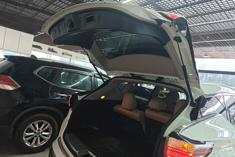 Used Nissan Murano 2015 2.5L XE Two-Wheel-Drive Elite Edition Trunk