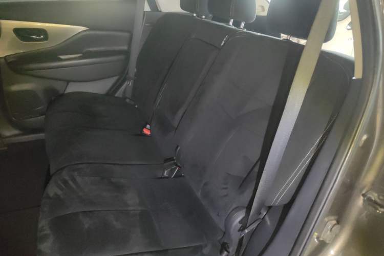 Used Nissan Murano 2015 2.5L XE Two-Wheel-Drive Elite Edition Interior 4